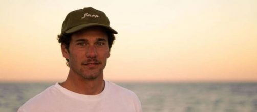 El surfista ingres&oacute; a la playa a pesar de que hab&iacute;a una bandera roja de advertencia. Fuente: @FeSurfing_)