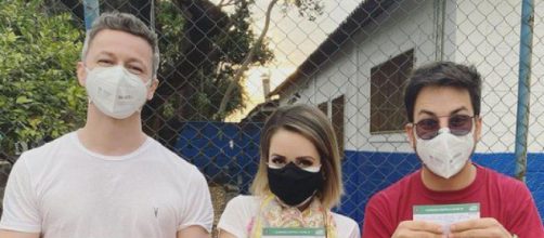 Lucas, Sandy e Junior s&atilde;o imunizados contra a Covid-19 (Reprodu&ccedil;&atilde;o/Instagram/@sandyoficial)