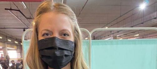 Gabriela Prioli usa camiseta xingando Bolsonaro durante vacina&ccedil;&atilde;o (Reprodu&ccedil;&atilde;o/Instagram/@gabrielaprioli)