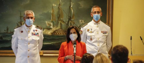 Homenaje a la Sanidad Militar contra el coronavirus con los directores del G&oacute;mez Hulla y del hospital de Zaragoza (Foto: Ministerio de Defensa)