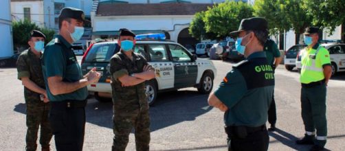 La Guardia Civil y la polic&iacute;a local con una lancha hicieron posible el hallazgo del joven desaparecido (Twitter, guardiacivilCordoba)