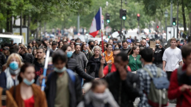 No-vax e destra francese per le strade, battaglia per la libert&agrave; di scelta sul vaccino.