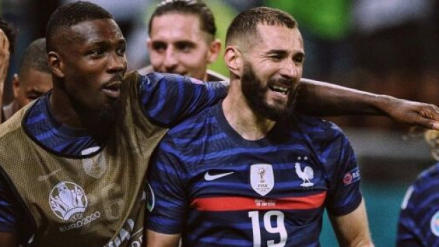 Karim Benzema accompagn&eacute; par ses co&eacute;quipiers de l'EdF - Source : capture d'&eacute;cran, Twitter @L_interiste_