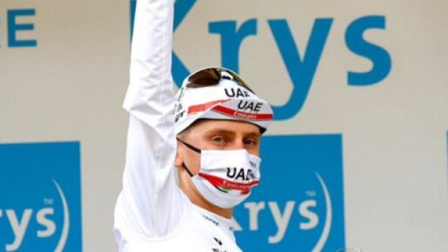 Tadej Pogacar in maglia bianca al Tour de France.