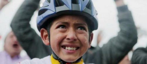 Juli&aacute;n Esteban conmocion&oacute; a todos con su emoci&oacute;n por la victoria de Egan Bernal en el Tour de Francia de 2019 - Twitter (@@farozciclismo1)