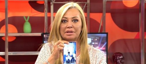 La imagen de Bel&eacute;n Esteban muestra a un enfermero agotado en medio de un turno (Telecinco)