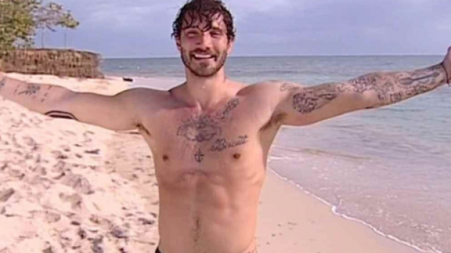 Stefano De Martino 'appesantito' in vacanza: in barca da single e senza addominali.