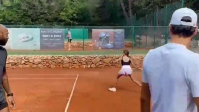 Thierry Henry tape la balle avec Roger Federer (Credit : capture Youtube)