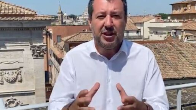 Ucciso in piazza a Voghera, Salvini difende l'assessore Lega: 'Ipotesi legittima difesa'.