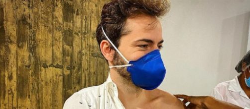 Thales Bretas &eacute; vacinado contra o coronav&iacute;rus (Reprodu&ccedil;&atilde;o/Instagram/@thalesbretas)