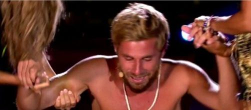 Tom Brusse ha recibido el abrazo y reconocimiento de sus compa&ntilde;eros de reality (Twitter, telecincoes)