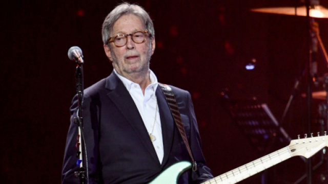Eric Clapton ha detto che non suoner&agrave; in concerto se l'ingresso &egrave; aperto solo ai possessori di pass.