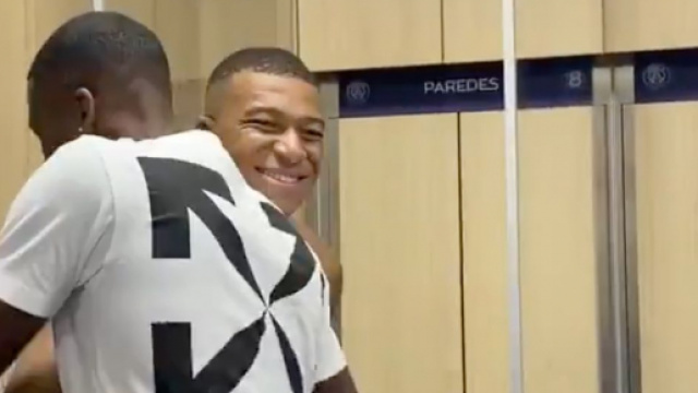 Mbapp&eacute; et Wijnaldum heureux de se voir. (Twitter PSG)