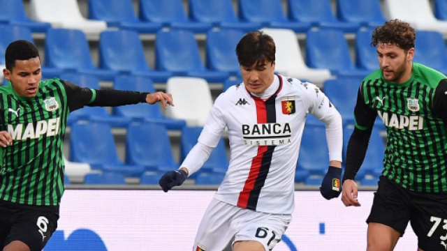Shomurodov con la maglia del Genoa.