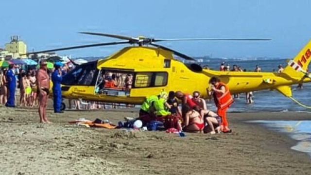 Calabria, giovane mamma perde la vita dopo un malore in spiaggia (Foto di repertorio).