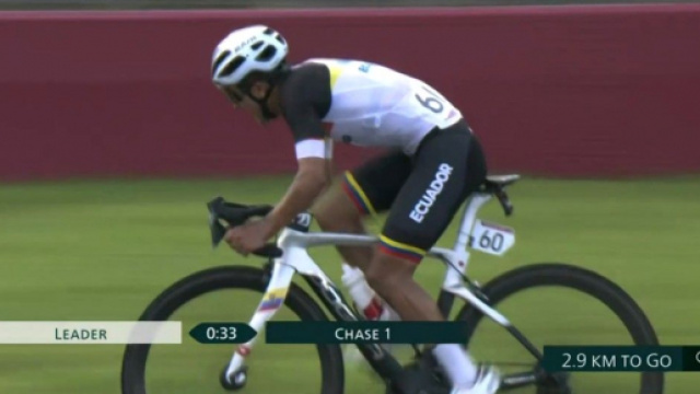 Richard Carapaz da solo al comando della corsa.