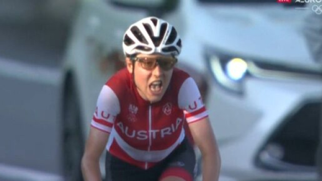 Anna Kiesenhofer al comando della corsa di ciclismo di Tokyo 2020.