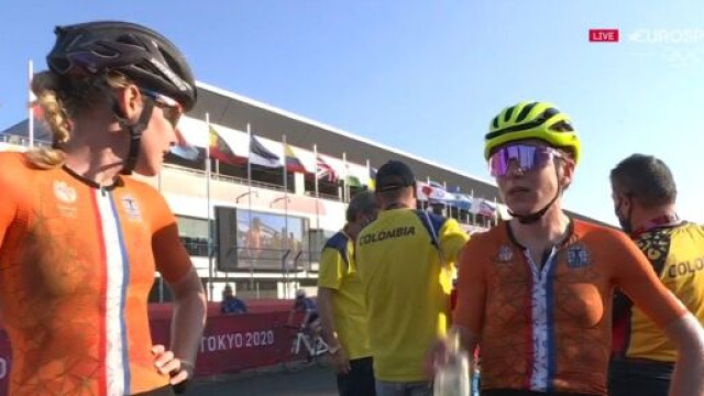 Anna Van der Breggen e Annemiek Van Vleuten al traguardo di Tokyo 2020.