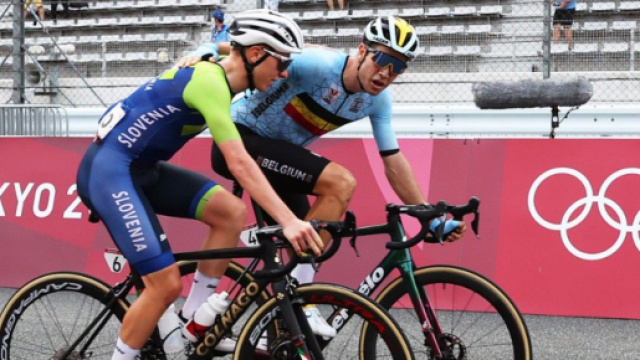Tadej Pogacar con Wout van Aert all'arrivo della corsa olimpica