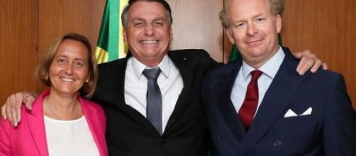 Bolsonaro posa para foto com deputada alem&atilde; investigada por suspeita de crimes de &oacute;dio (Reprodu&ccedil;&atilde;o/Instagram)