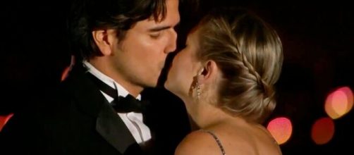 Ot&aacute;vio e Doris se beijam (Divulga&ccedil;&atilde;o/Televisa)