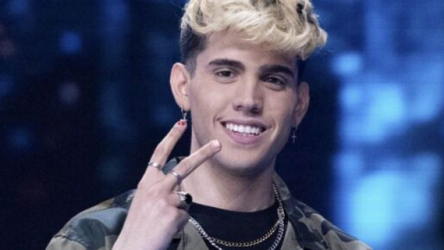 Aka7even, accusato di essere poco disponibile con i fan, replica: 'False notizie'.