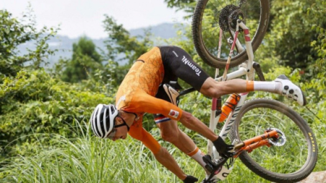 La caduta di Mathieu Van der Poel alle Olimpiadi di Tokyo 2020.