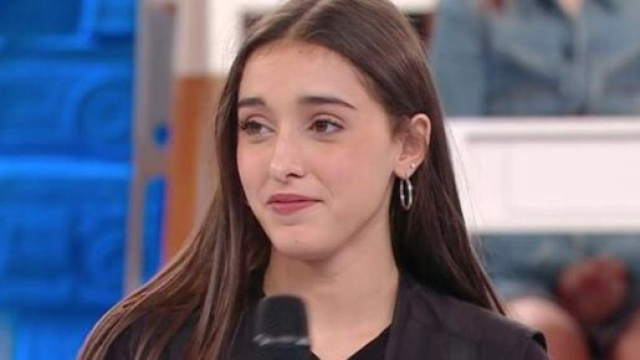 Giulia Stabile al tavolo dei conduttori di Tu Si Que Vales.