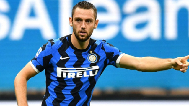 Inter, De Vrij piace in Inghilterra: l'Everton vorrebbe il centrale olandese.