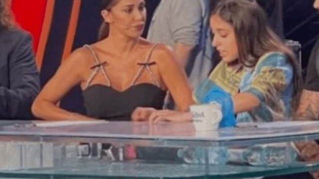 Belen Rodriguez su Instagram con Giulia Stabile: 'Follemente innamorata di lei'.