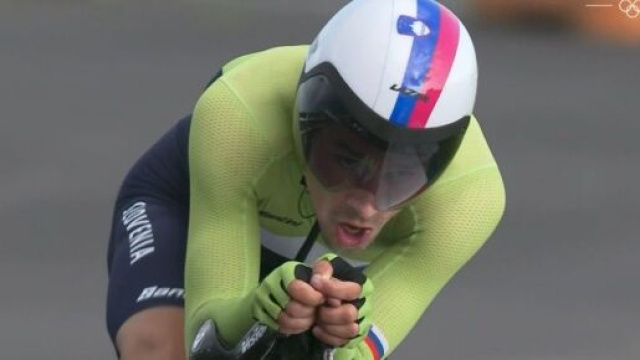 Primoz Roglic impegnato nella cronometro di Tokyo 2020.