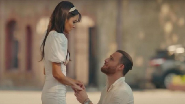 Sen &Ccedil;al Kapımı episodio 47, anticipazioni: Serkan chiede a Eda di sposarlo.
