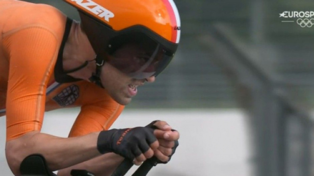 Tom Dumoulin impegnato nella cronometro delle Olimpiadi di Tokyo 2020