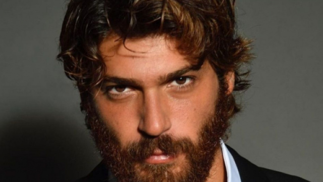 Can Yaman, Sandokan si fa e la conferma da un dipinto con la locandina: 'Ottobre 2021'.