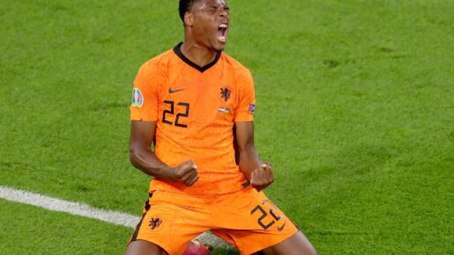 Denzel Dumfries con la maglia orange.