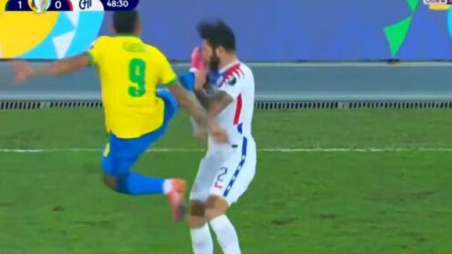 L&rsquo;attaquant br&eacute;silien Gabriel Jesus a r&eacute;alis&eacute; un geste dangereux lors du match opposant sa s&eacute;lection au Chili - Source : capture, Youtube
