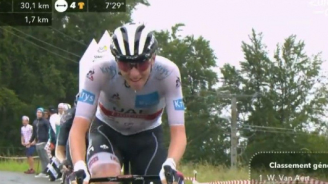 Tadej Pogacar all'attacco sul col de Romme.