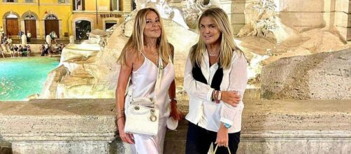 Ana Obreg&oacute;n junto a su amiga Susana Uribarri en la Fontana di Trevi. (Instagram @ana_obregon_oficial)