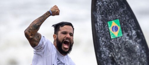 &Iacute;talo Ferreira celebra vit&oacute;ria em T&oacute;quio (Jonne Roriz/COB)