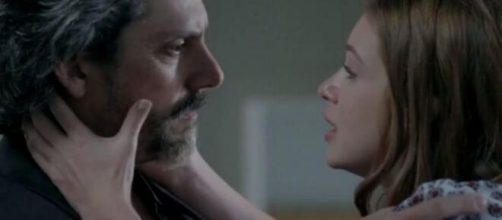 Z&eacute; vai atr&aacute;s de Isis em 'Imp&eacute;rio'. (Reprodu&ccedil;&atilde;o/TV Globo)