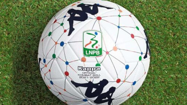 Il pallone ufficiale per la stagione 2021/2022 del campionato di Serie B.
