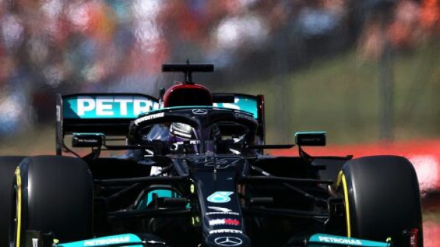 Lewis Hamilton in pole position in Ungheria.