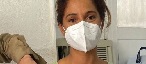 Camila Pitanga recebe vacina contra a Covid-19 (Reprodu&ccedil;&atilde;o/Instagram/@caiapitanga)
