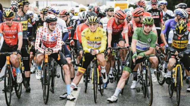 I corridori del Tour de France al via della tappa di Tignes.