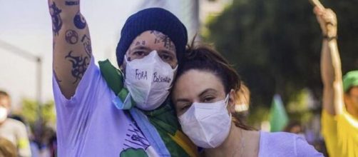 Tico Santa Cruz a esposa compareceram &agrave;s manifesta&ccedil;&otilde;es (Reprodu&ccedil;&atilde;o/Instagram)