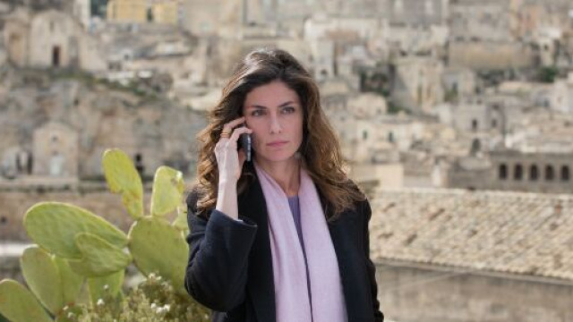 Anna Valle divisa tra Rai e Mediaset con Lea e i bambini degli altri e Luce dei tuoi occhi.