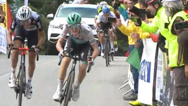 Lo sprint tra Aleotti e Aru nella prima tappa del Sibiu Tour.