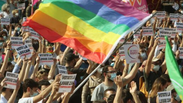Manifestanti in piazza a favore del Ddl Zan, il disegno di legge contro l'omotransfobia.