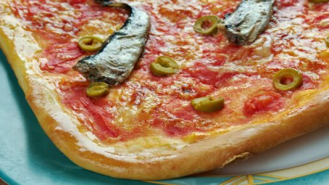 Pizza con le sardine, uno sfizioso antipasto per ogni occasione.