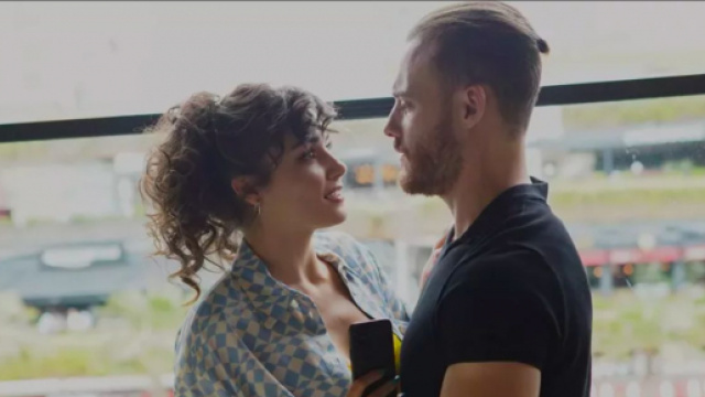 Sen &Ccedil;al Kapımı, spoiler 2&ordf; stagione: Eda sa che Serkan conserva i cimeli della loro storia.